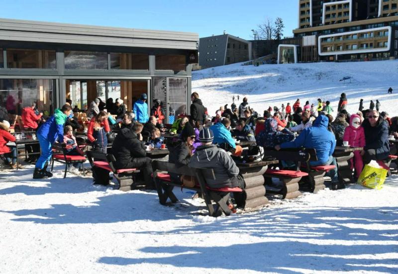 Otvorena sezona skijanja na Bjelašnici - Sunčana nedjelja i snijeg: Bh. planine pune posjetitelja 
